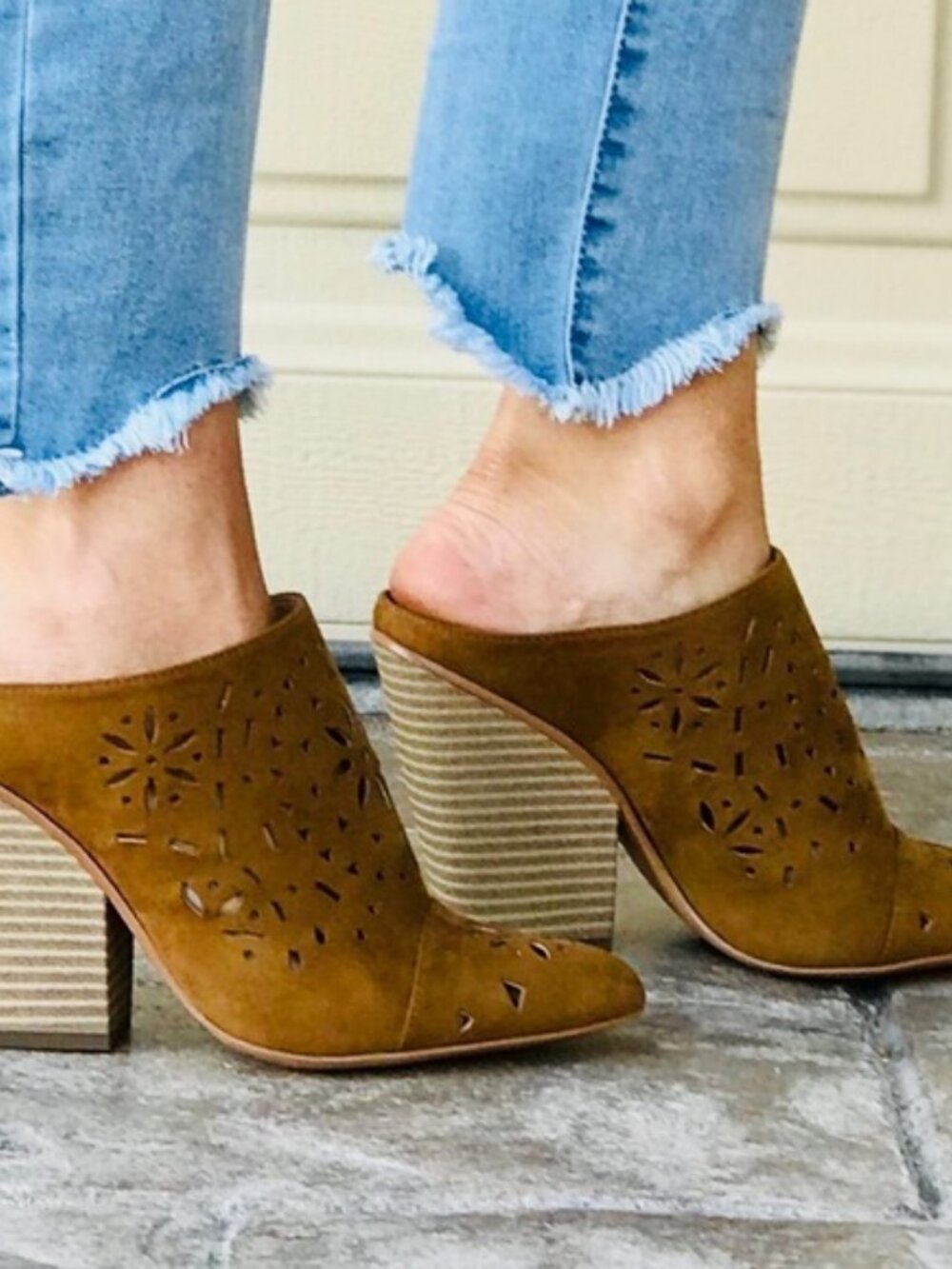 NIB ~ BCBG CARMEN LASERCUT MULES sz 10 - Picture 2 of 13